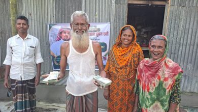 Photo of গাইবান্ধায় সঞ্চয়ের দুই লাখ টাকা উইপোকায় কাটা সেই কৃষকের পাশে দাঁড়ালেন  মিজানুর রহমান সুমন